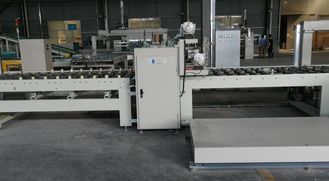 Voor het oppervlak van de vloerplaat Glas Plastic Sheet Film Laminatie Machine met de totale afmeting 6300 * 1550 * 1200mm