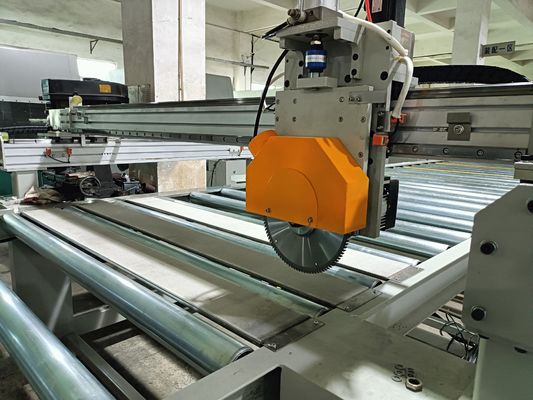 Volledig automatische schraper-coatingsmachine voor XPS-plankoppervlaktevoorbereiding.