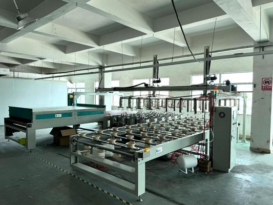 Hoge-output spincoating productielijn voor gegoten pulp servies - 24-station intern coatingsysteem met aanpasbare parameters