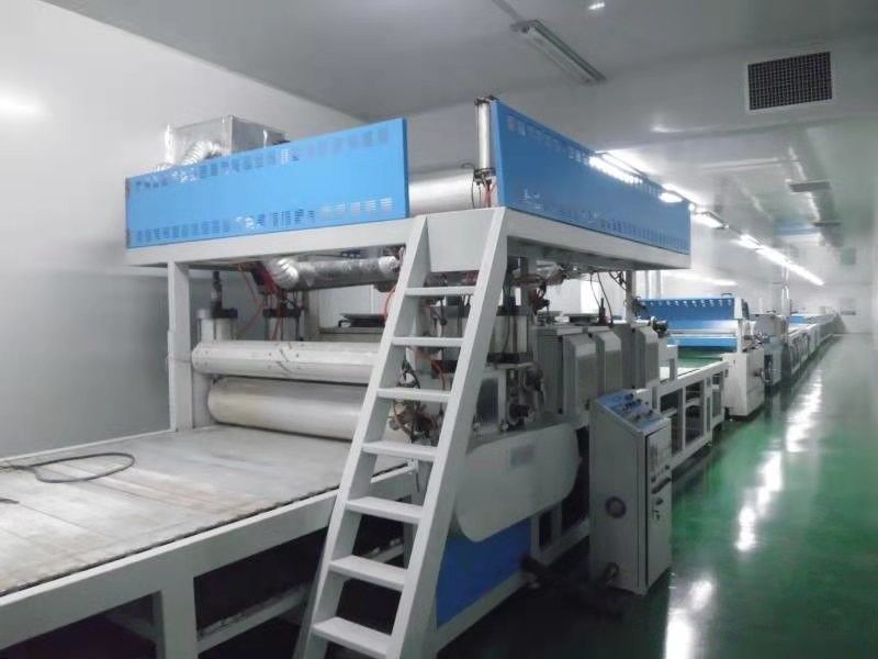 Automatische embossingpersmachine met aanpasbaar rollenpatroon, maximale embossingbreedte van 600 mm en maximale lineaire druk van 20 kN/m