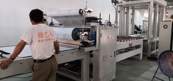 Inline roll-to-roll beschermende film laminatiesysteem ¢ aanpasbare filmdikte en snelheid met automatische spanningsregeling
