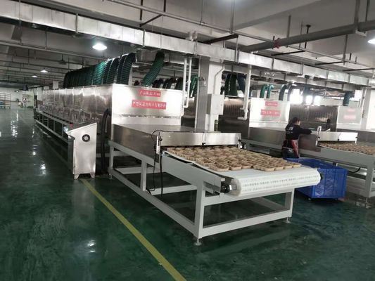 ENERGIE-EFFICIENTE INDUSTRIALE microwaveconveyor droger aanpasbare magnetron-arrangement en luchtstroom